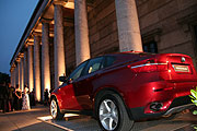 BMWs auf der Terrasse hinter dem Haus der Kunst (Foto: Martin Schmitz)